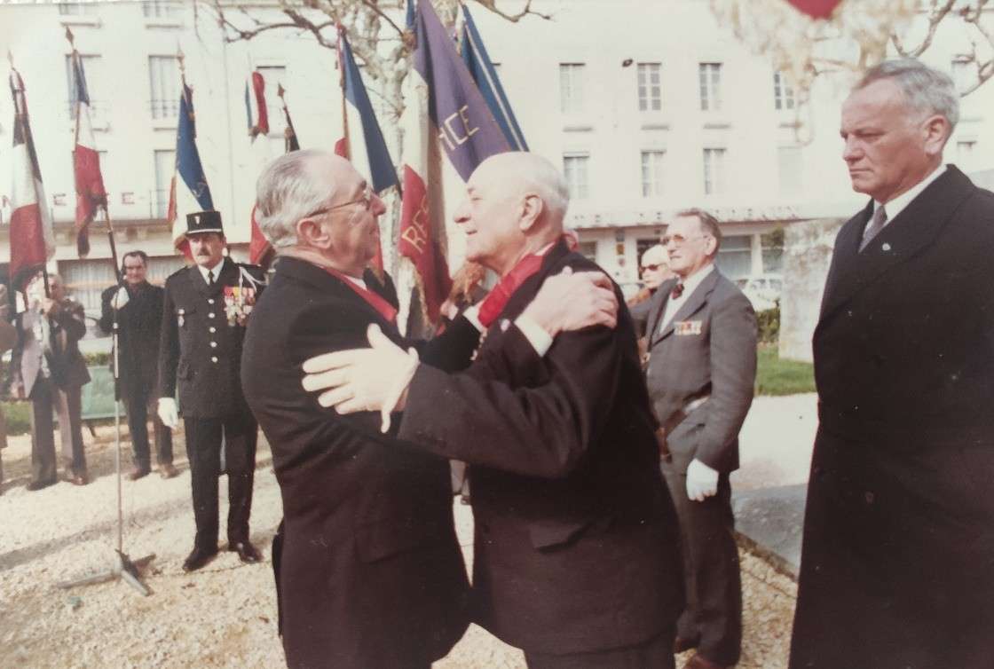 Cérémonie 1981 avec Jean Deffieux et son fils vue 2